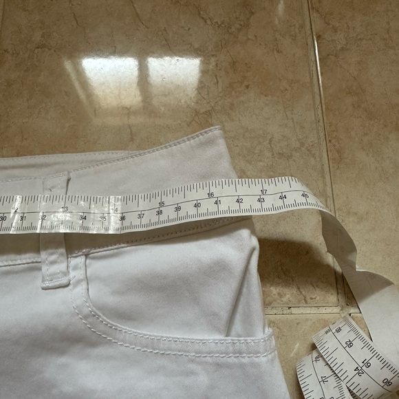 Low rise white Guess short - Picture 8 of 8